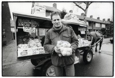 401710 Portret van de Utrechtse groenteboer en aardappelhandelaar Hein Westerhout met groentekar en paard Nero.